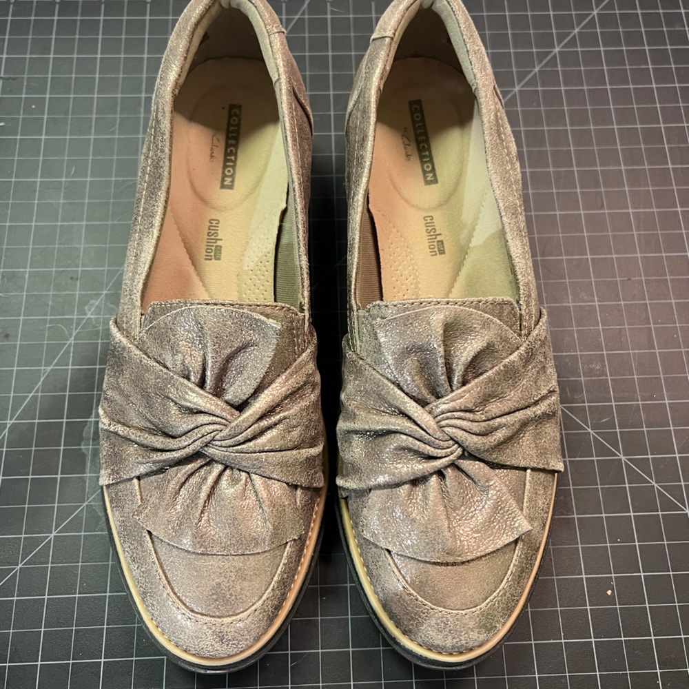 GUC Clark’s loafers metallic brushed gold size 8